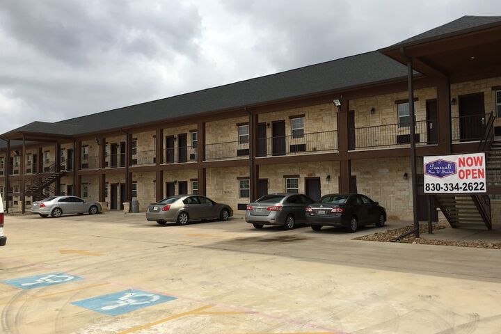 Pearsall Inn & Suites