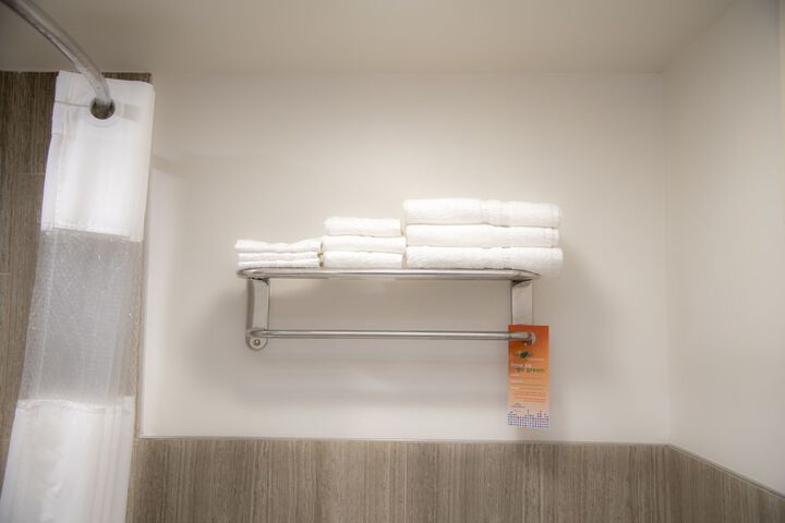 Howard Johnson Hotel & Suites by Wyndham Allentown / Dorney
