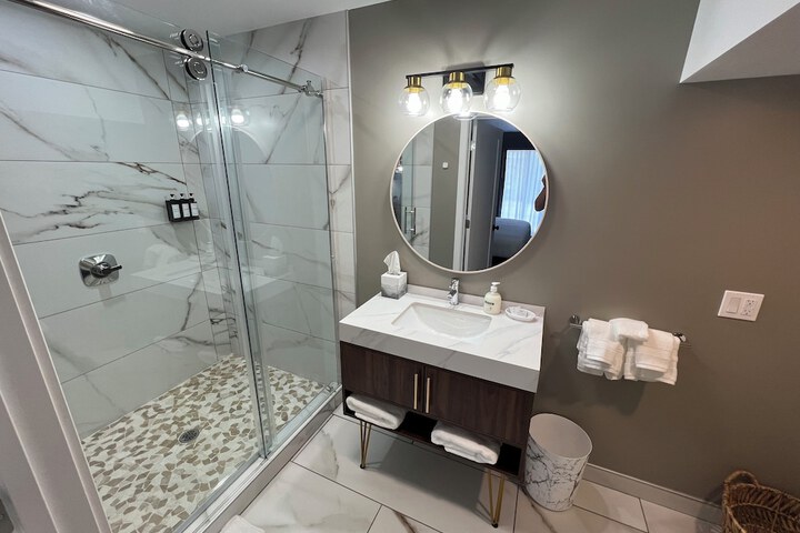 Lighthouse Inn & Suites