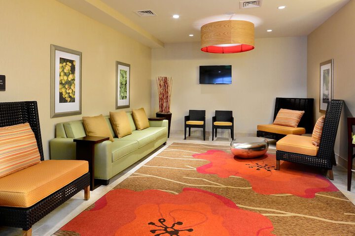 Lounge 63 of 70