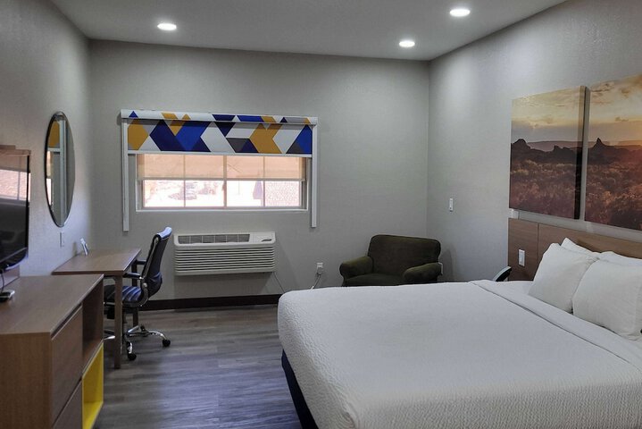 Room 13 of 33