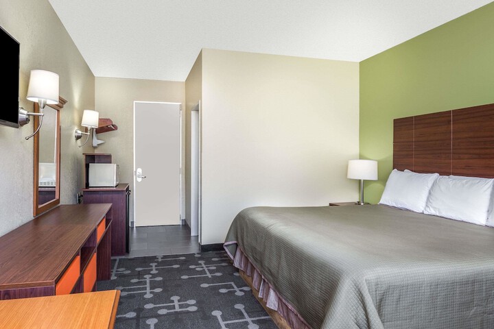 Room 6 of 18