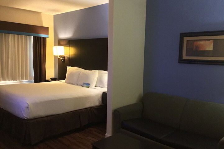 Days Inn & Suites by Wyndham Galveston West / Seawall