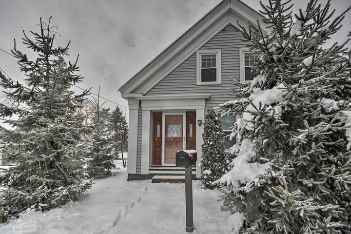 Rockland Home w / Deck 5 Mins to Historic Downtown!