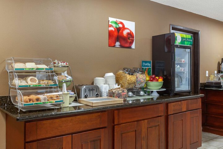 Rodeway Inn & Suites Ontario