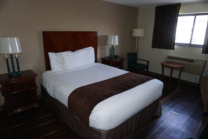 Room 10 of 33