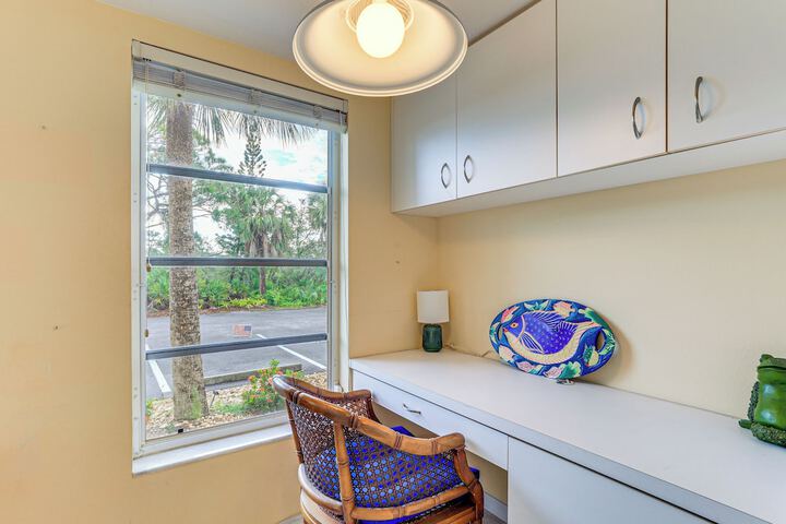 8 Mi to Beach w / Pool Access: Englewood Condo!