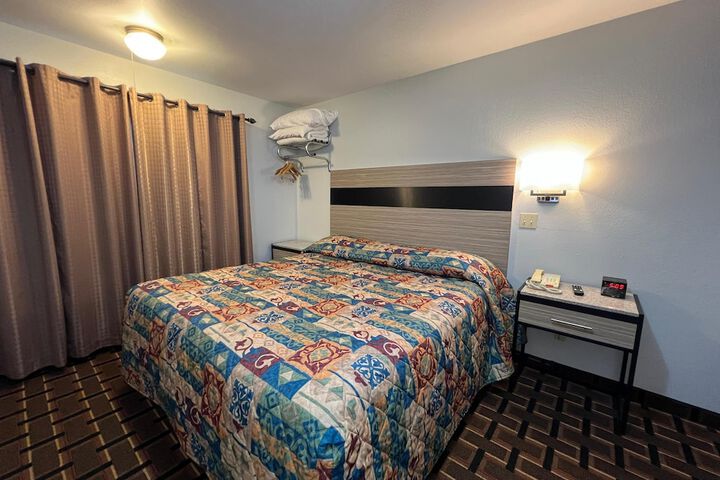 Deluxe Inn