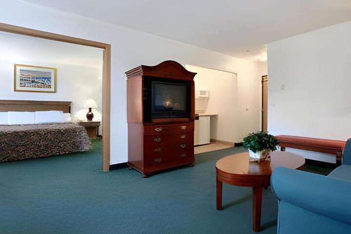 Travelodge by Wyndham Waukegan Gurnee