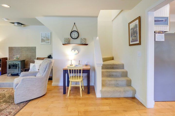 Charming Indianola Home: Walk to Town!