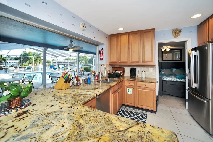 Apollo Beach W / Pool Room To Entertain, Pet Friendly! 6 Bedroom Home