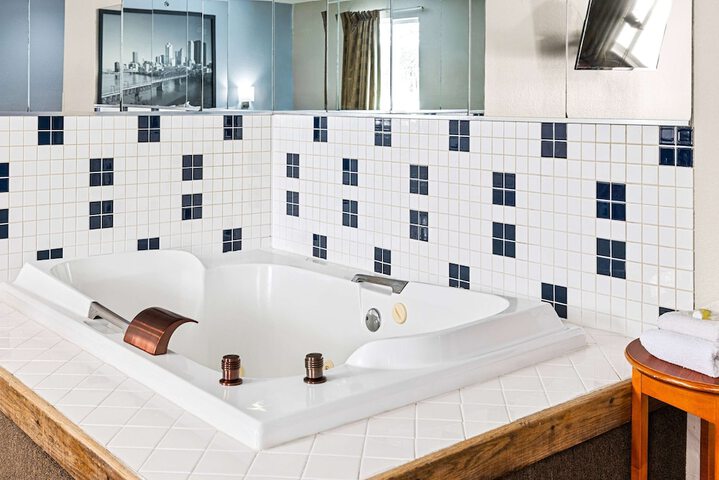 Super 8 by Wyndham Pittsburgh / Monroeville