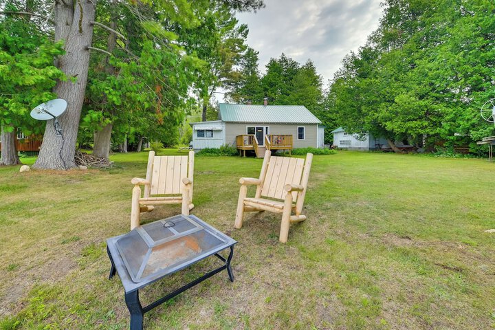 Lakefront Michigan Abode w / Deck & Fire Pit!
