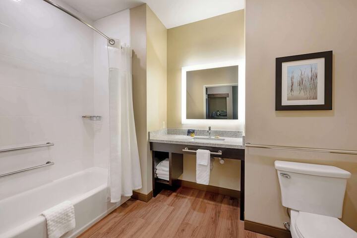 Best Western Plus Lakeview Hotel