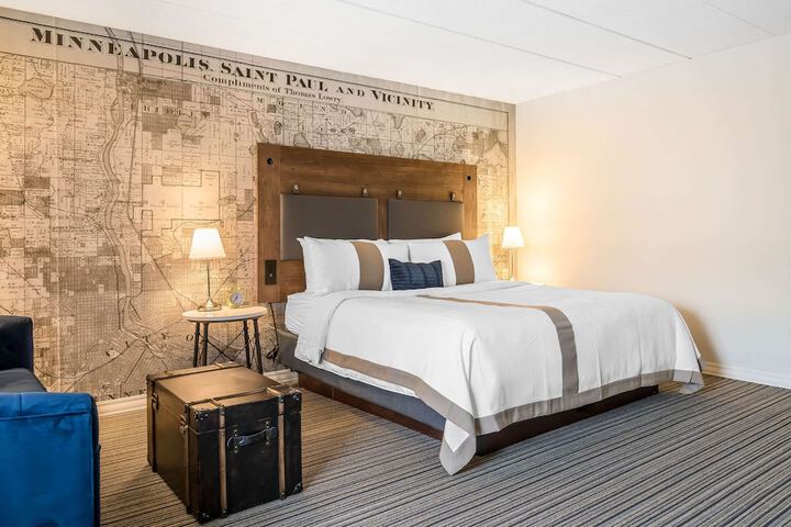 Room 32 of 47