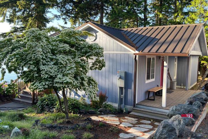 Puget Sound Chic Romantic Cottage with Private Beach Access & Gated Entry