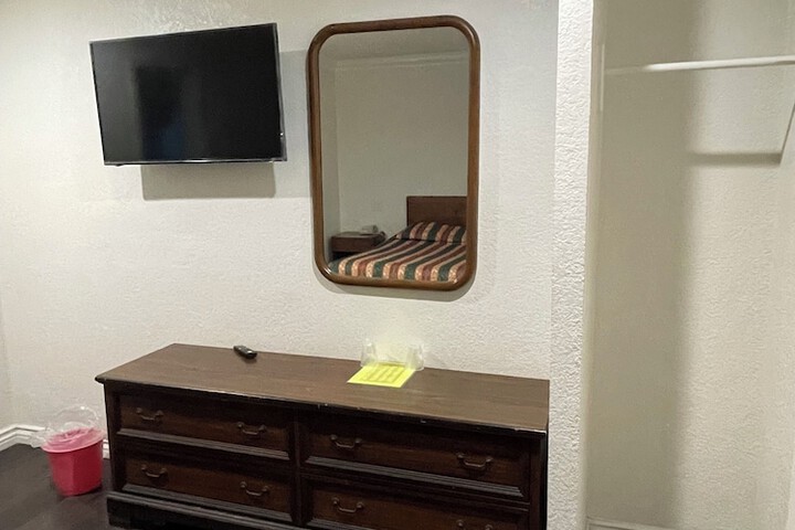Room 4 of 7