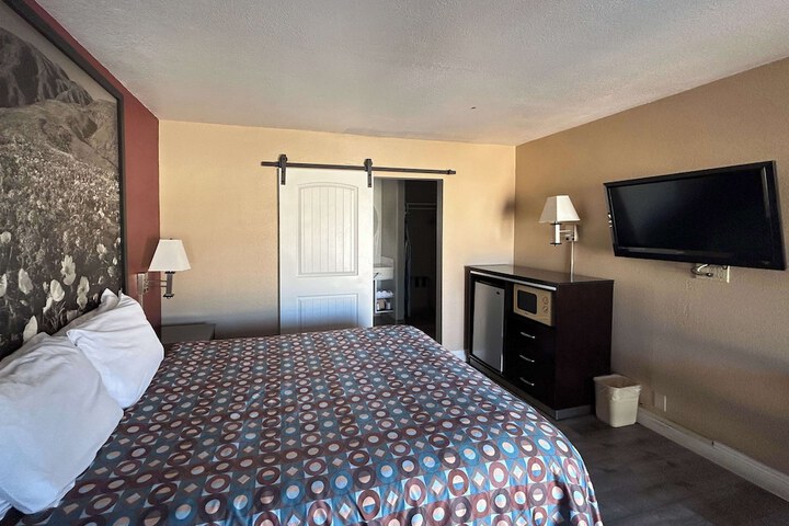 Room 5 of 10
