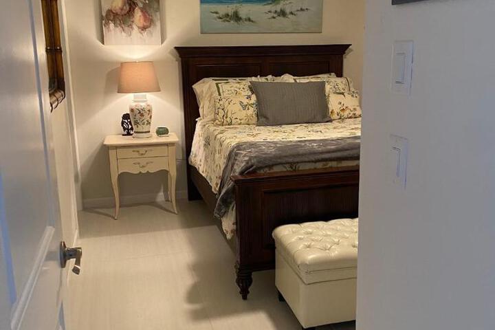 Closest 1BR to Vanderbilt Beach full kitchen with dishwasher, ALL NEW!