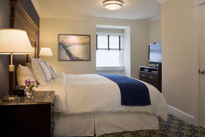 Newport Beach Hotel & Suites