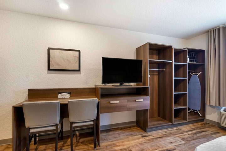 Room 10 of 27