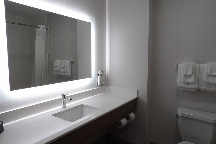 Holiday Inn Express & Suites Huntsville Airport by IHG