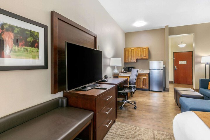 Comfort Suites Hopkinsville near Fort Campbell