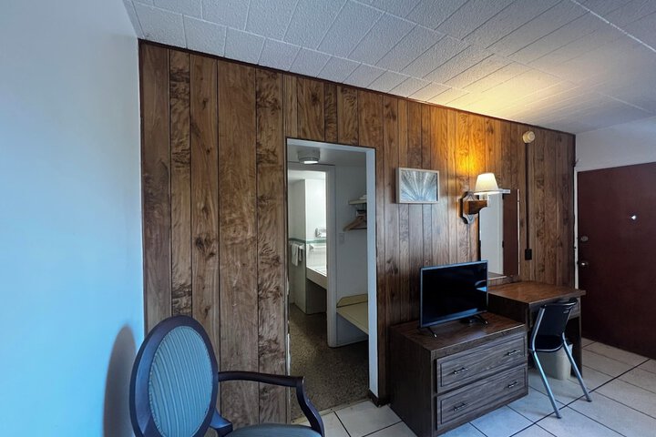 Room 11 of 16