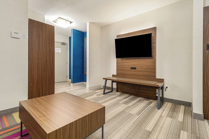 Room 83 of 348