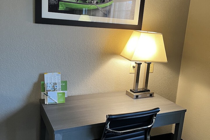 La Quinta Inn & Suites by Wyndham Ada