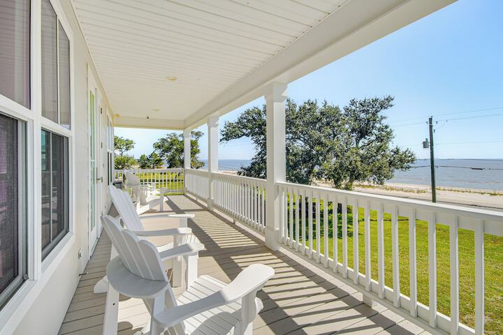 Walk to Beach: Oceanfront Home w / Outdoor Kitchen