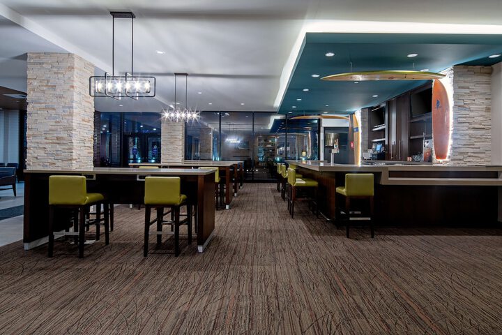 Lounge 67 of 71