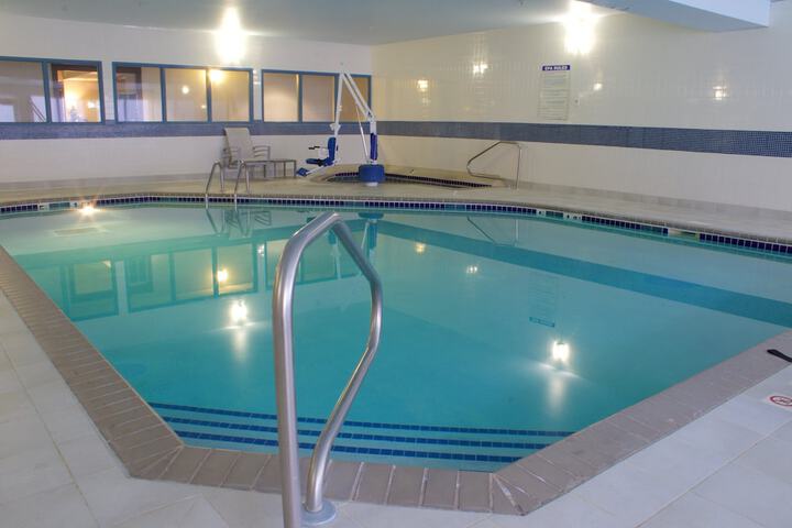Holiday Inn Express & Suites Vadnais Heights by IHG