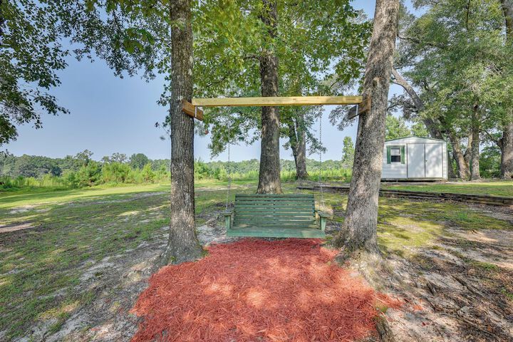 Sunny Florida Escape w / Screened-in Patio & Grill!