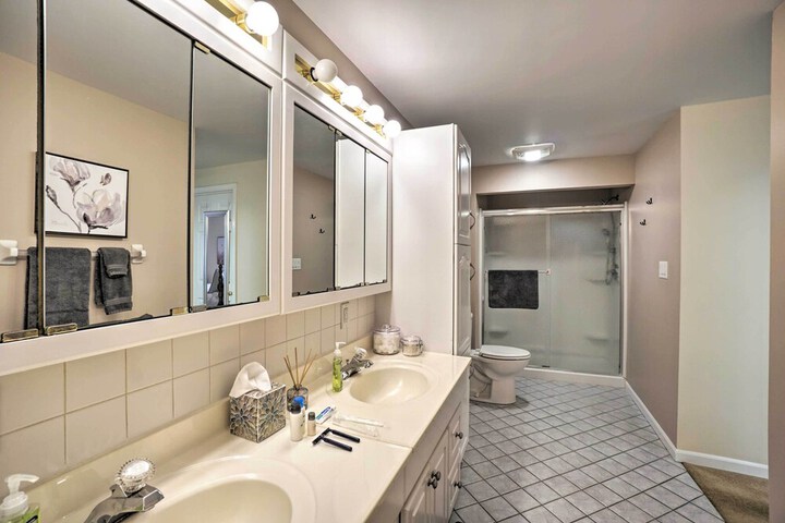 Delightful Tipp City Unit w / Covered Patio!
