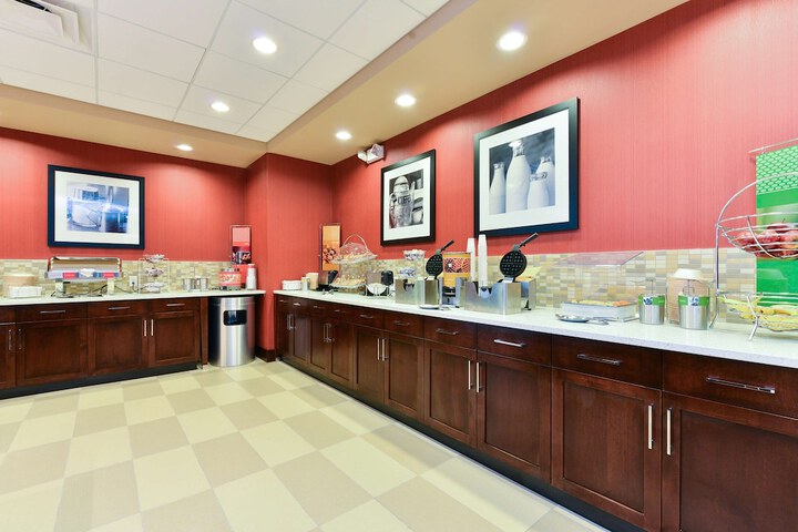 Hampton Inn Corning / Painted Post