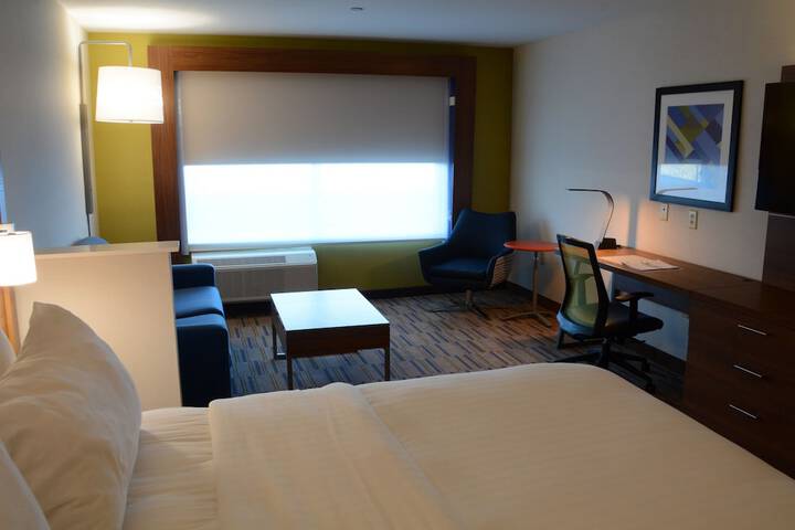 Holiday Inn Express & Suites Pittsburgh - Monroeville by IHG