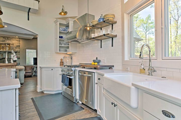 Enchanting Tryon Home w / Hot Tub 14 Mi to Tiec!