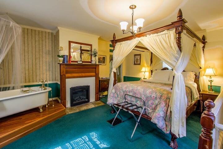 Room 7 of 18