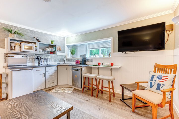 Charming Updated Retreat Walk to Lake Stevens!