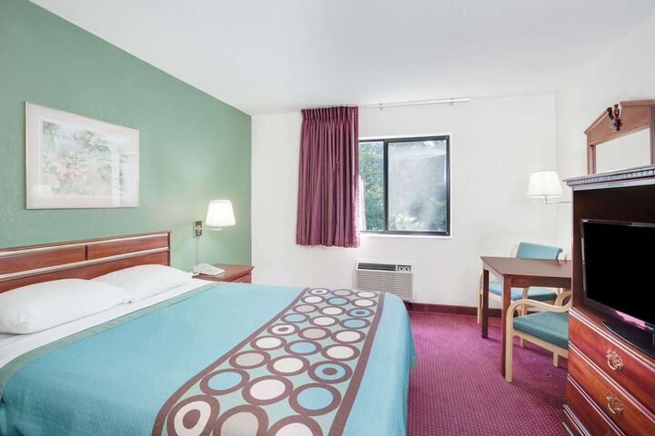 Room 8 of 12