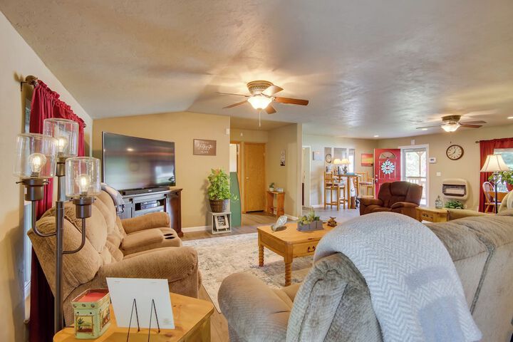 Cozy Lake Eufaula Hideaway w / Fire Pit & Hot Tub!