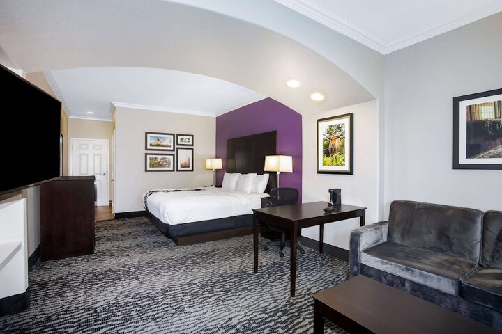 Room 27 of 46
