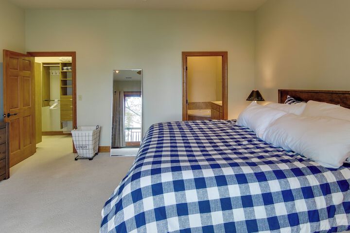 Mtn-view Condo w / Screened Porch in Burnsville!
