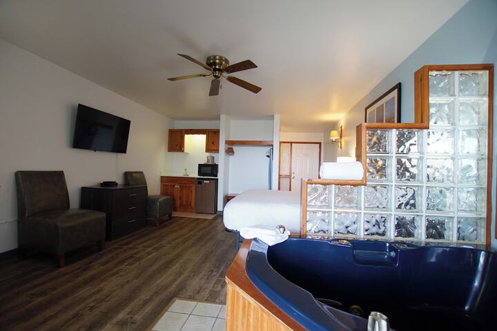 Snyders Shoreline Inn