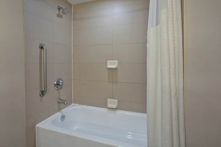 Holiday Inn Express & Suites Kingston Central by IHG