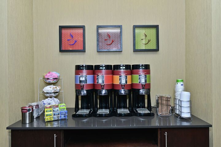 Hampton Inn & Suites Greensboro / Coliseum Area