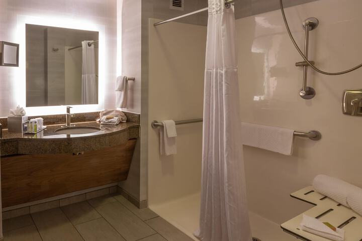 DoubleTree by Hilton Bay City - Riverfront