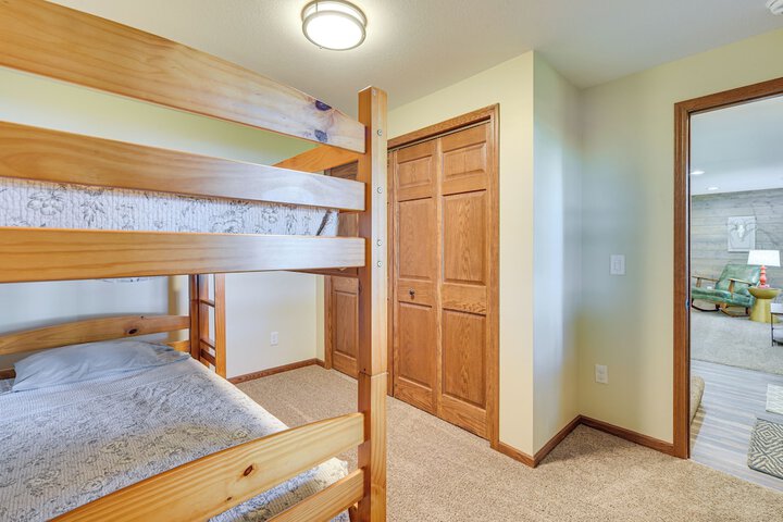 Spacious Luxury Cabin w / Deck & Dock on Bone Lake
