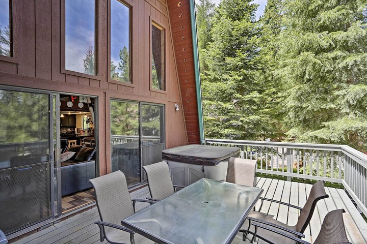 Chester Cabin w / Deck - Walk to Lake + Golfing!